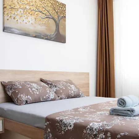 Luxury On 18th, 5th And 3rd Floor, With Pool, Fitness, Parking Included *