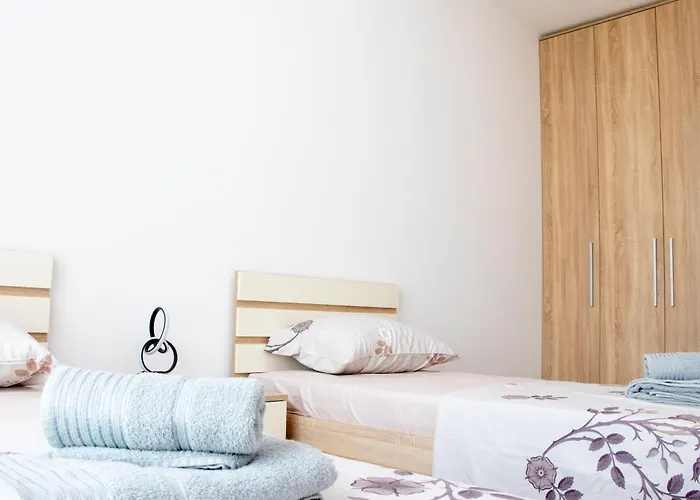 Luxury On 18th, 19th, 5th And 3rd Floor, With Pool, Fitness, Parking Included