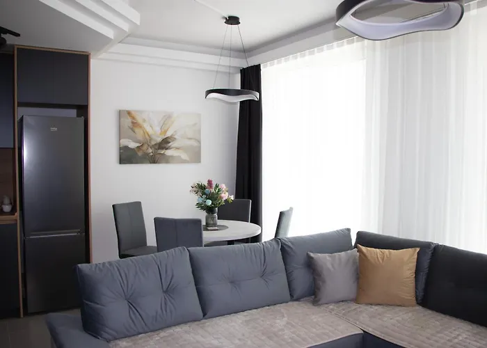 Luxury On 18th, 19th, 5th And 3rd Floor, With Pool, Fitness, Parking Included *