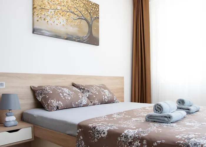 Luxury On 18th, 19th, 5th And 3rd Floor, With Pool, Fitness, Parking Included *